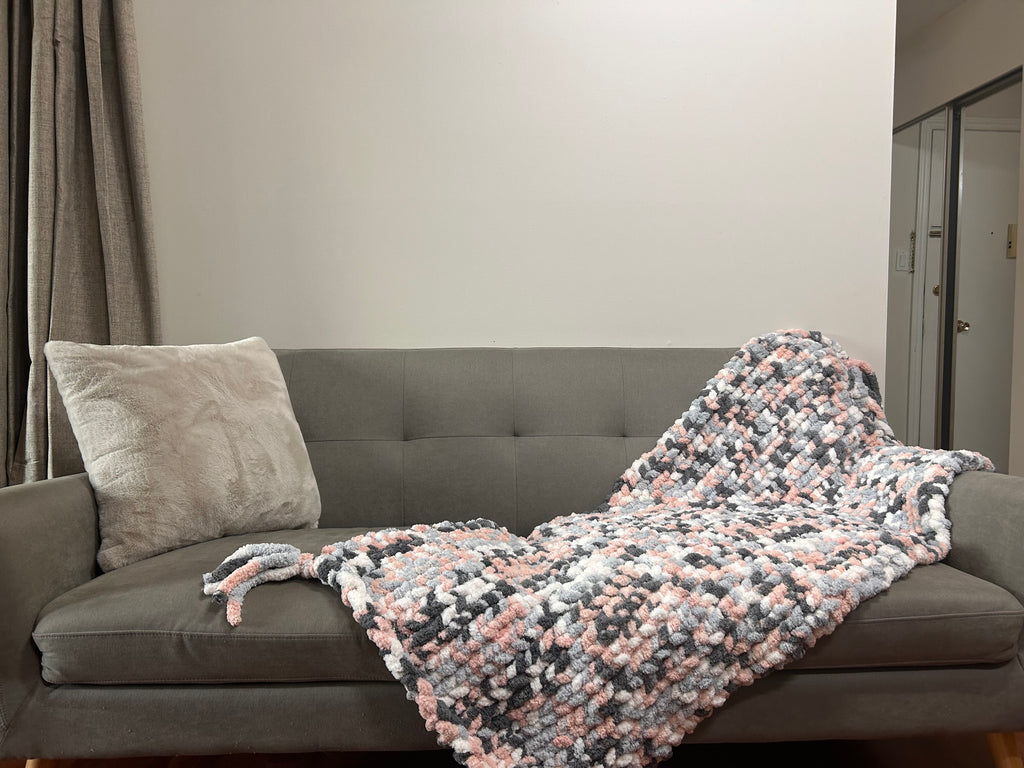 Limited Edition: Loop Yarn Chunky Knit Throw Blanket in Pink Blush & Grey