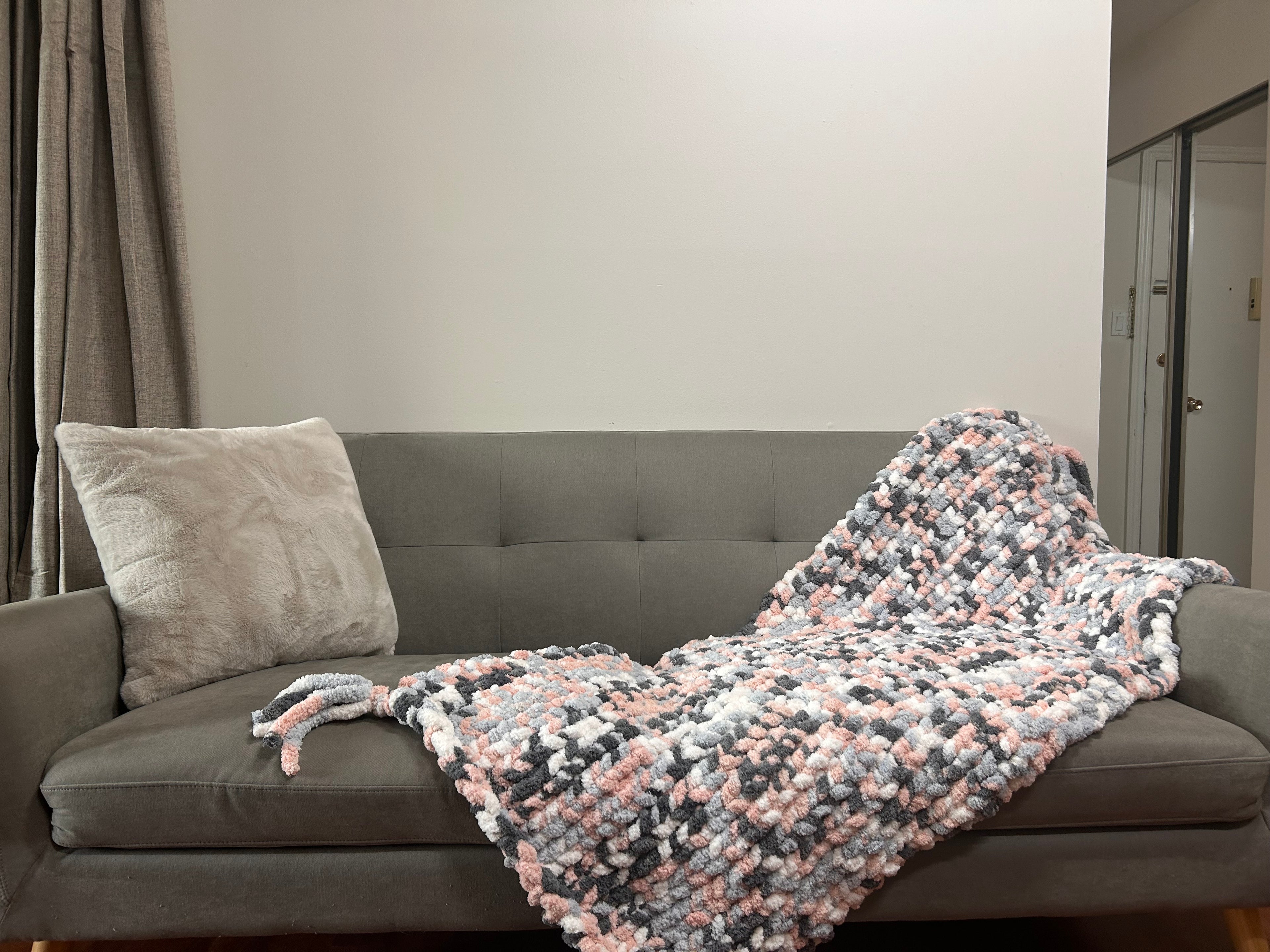Limited Edition: Loop Yarn Chunky Knit Throw Blanket in Pink Blush & Grey