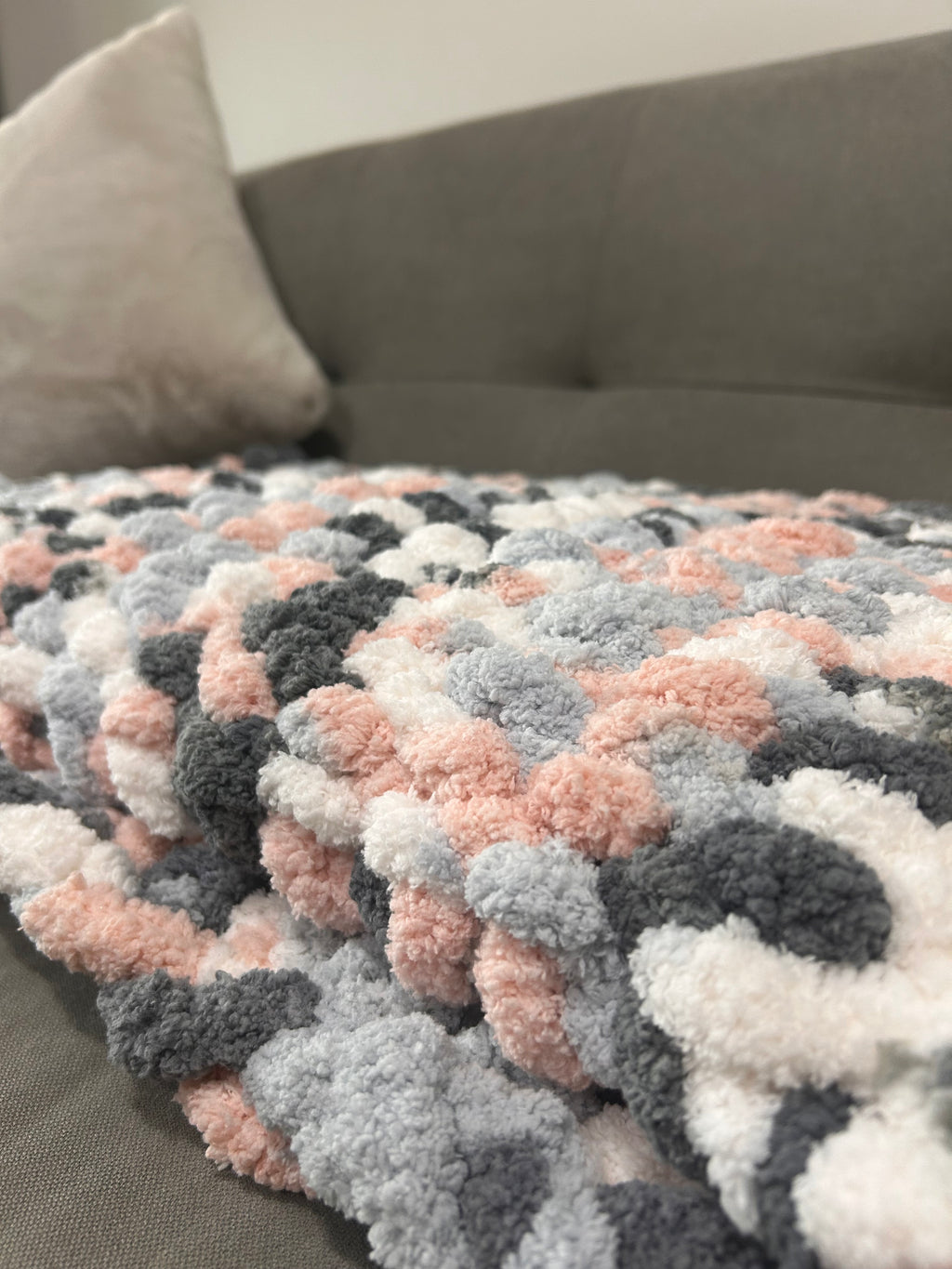 Limited Edition: Loop Yarn Chunky Knit Throw Blanket in Pink Blush & Grey